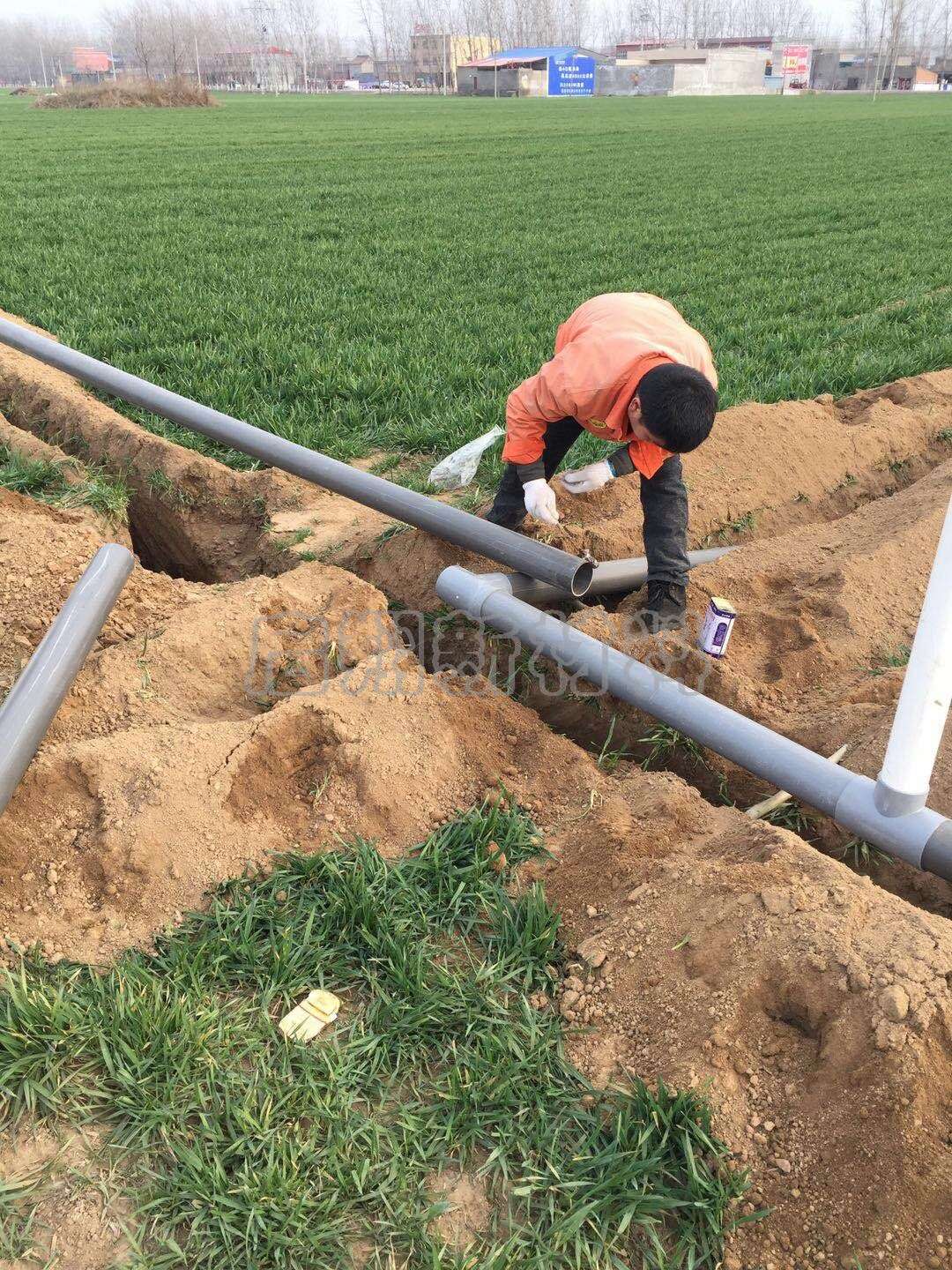 河南工地现场出水口安装中